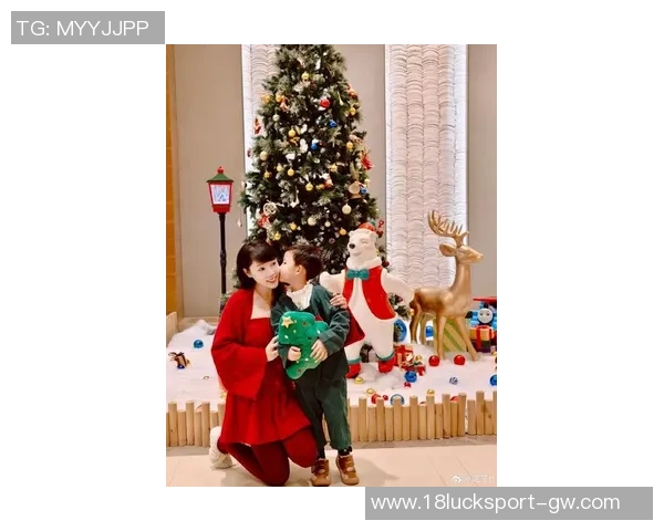 亲子装亮相塔图姆分享圣诞节与萌娃Duece的温馨时刻