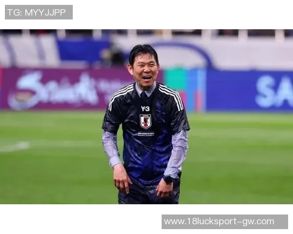 日本队3-0战胜玻利维亚球员们向执教百场的森保一献上祝福