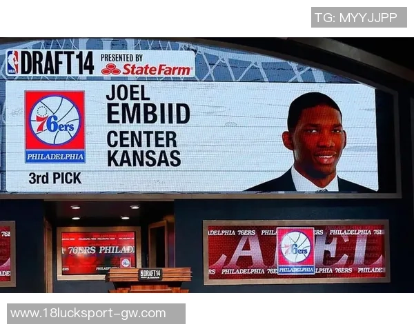 与恩比德并肩作战埃奇库姆赞叹他的实力与魅力无与伦比